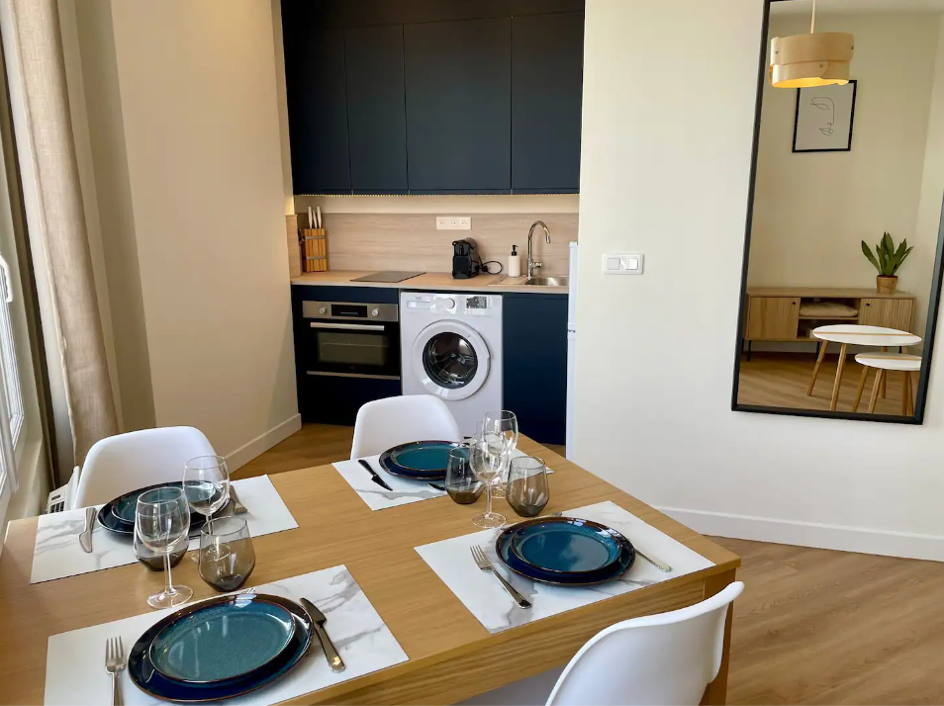Appartement rénové de 34m² avec cuisine équipée et espace repas design - Studio Marie Laumesfeld