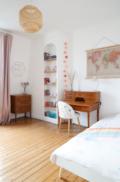Chambre d'enfant rénovée à Asnières-sur-Seine avec décoration moderne et mobilier en bois - Studio Marie Laumesfeld
