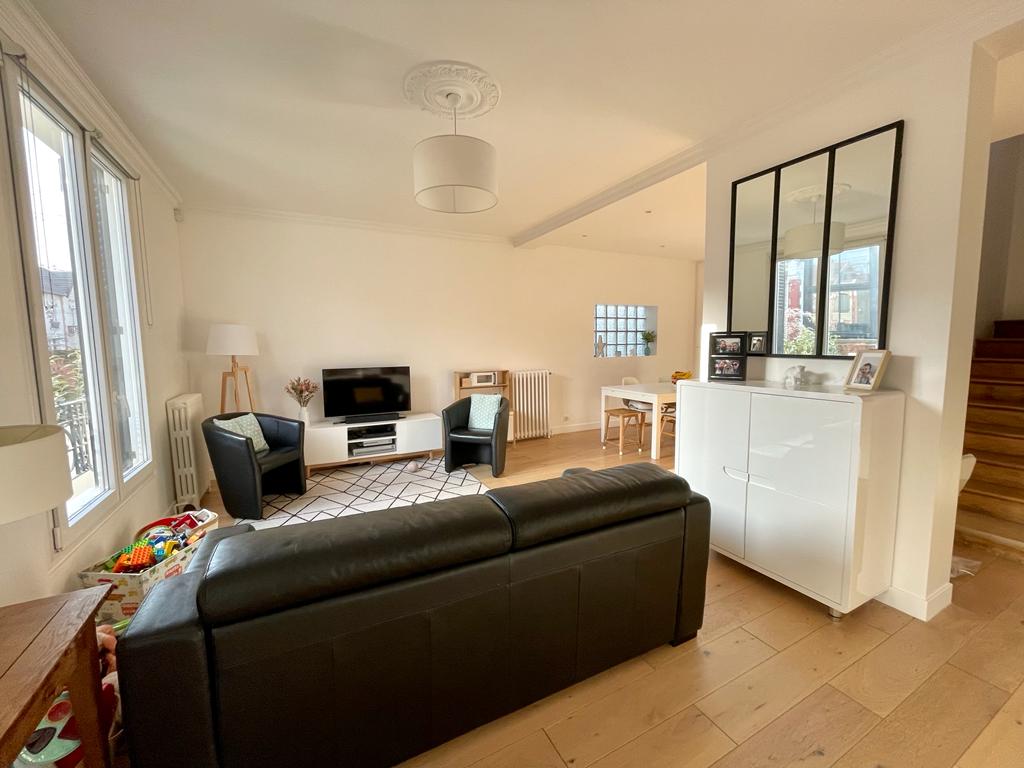 Rénovation d'un salon avec parquet en chêne clair, mise en place de moulures au plafond 