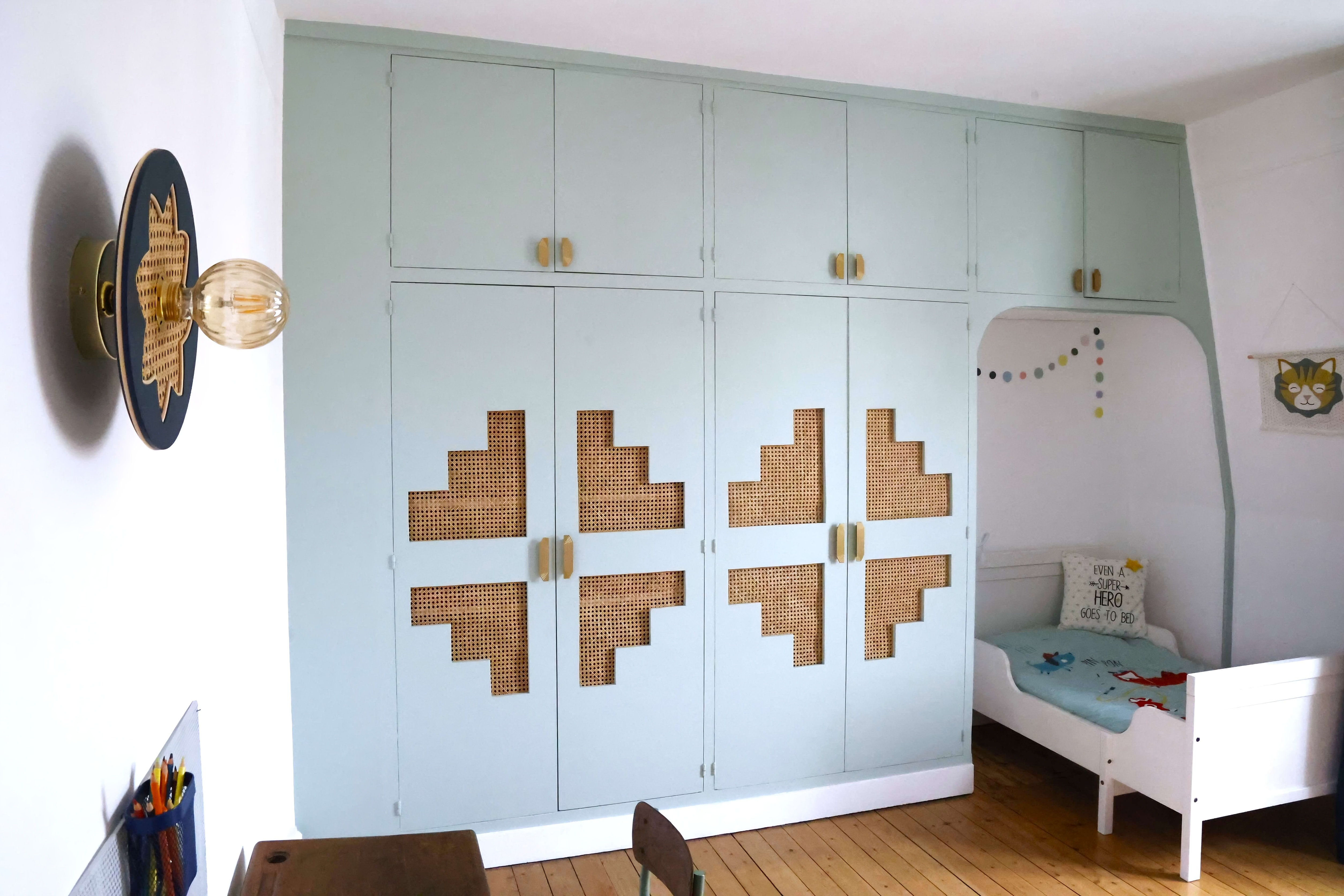 Placard sur-mesure avec détails en cannage, réalisé pour une chambre d'enfant par le studio Marie Laumesfeld.